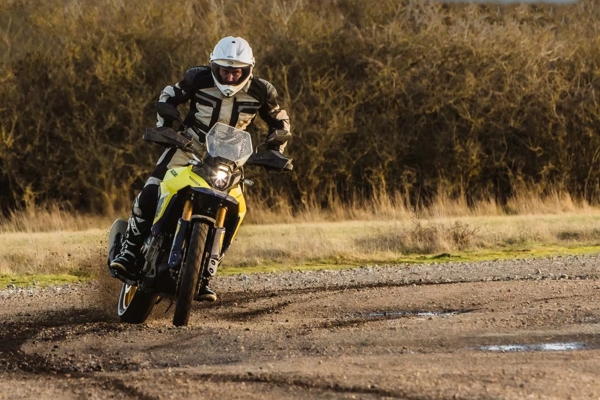 Suzuki 800DE Action Front View OffRoad